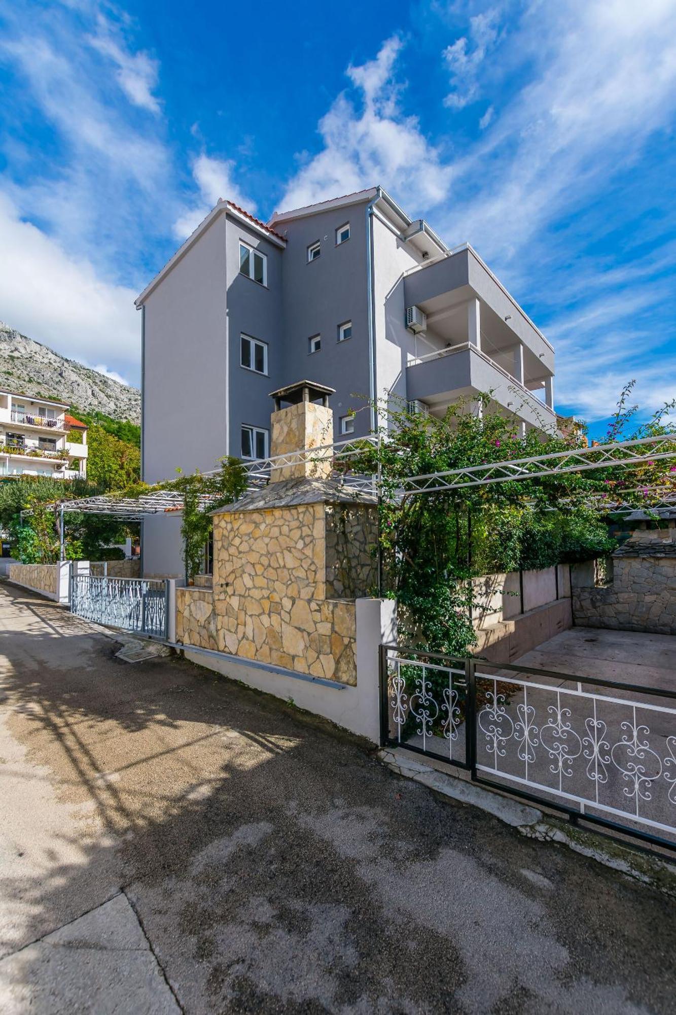 Apartments Kristina Оміш Екстер'єр фото